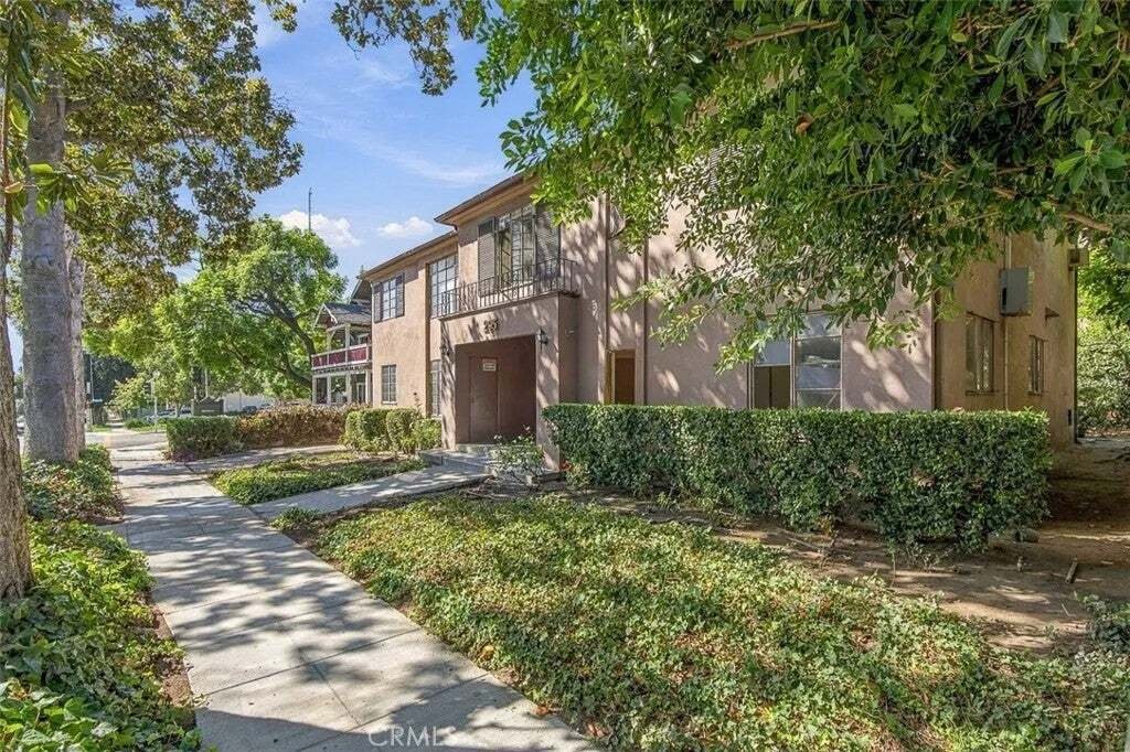 Altadena, California, United States 1 - 19048755
