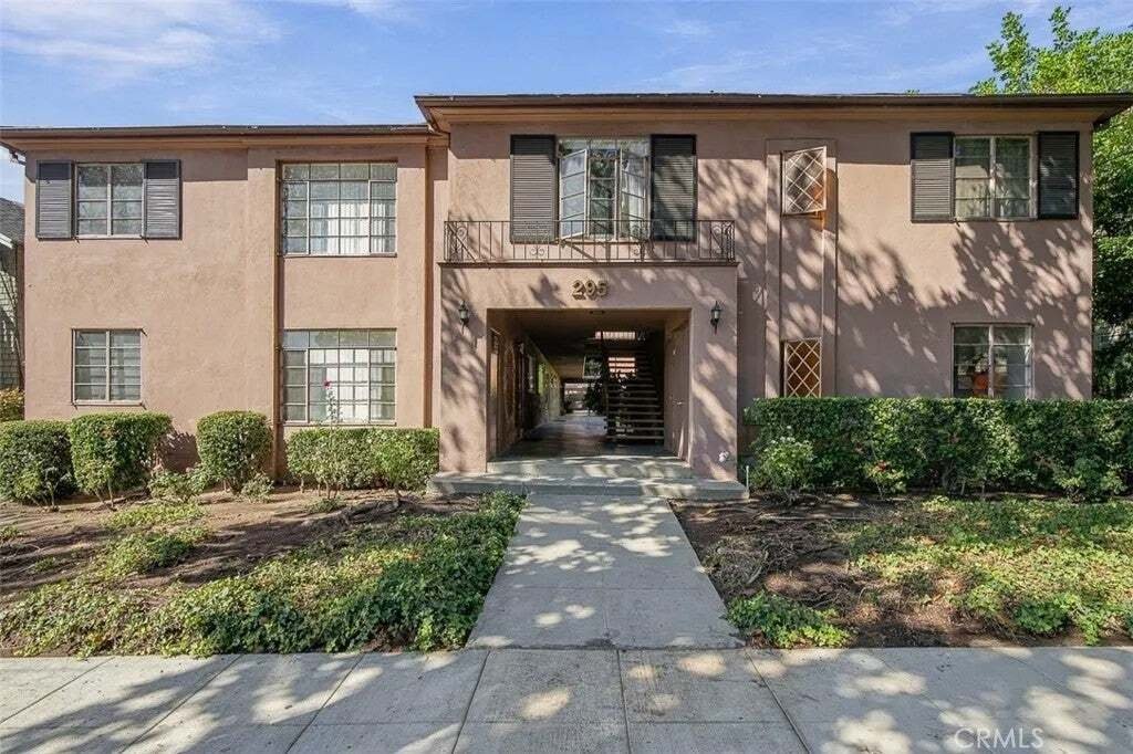 Altadena, California, United States 2 - 19048755