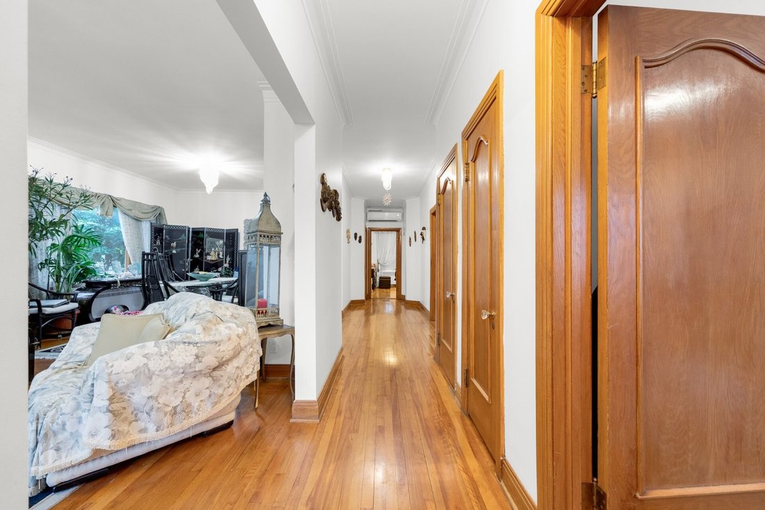 House in Montréal, Quebec, Canada 4 - 19047903