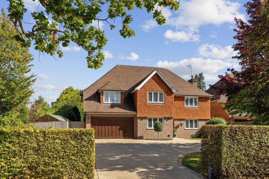 House in Cranleigh, England 1 - 19045700