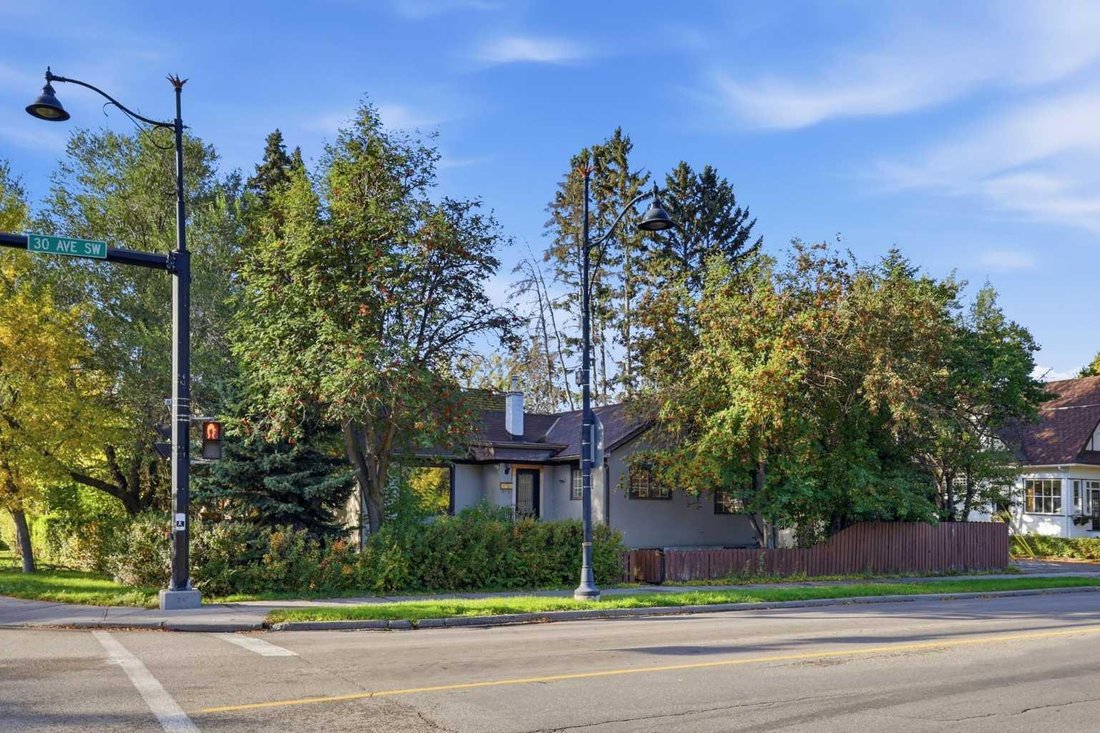 House in Calgary, Alberta, Canada 2 - 19047563