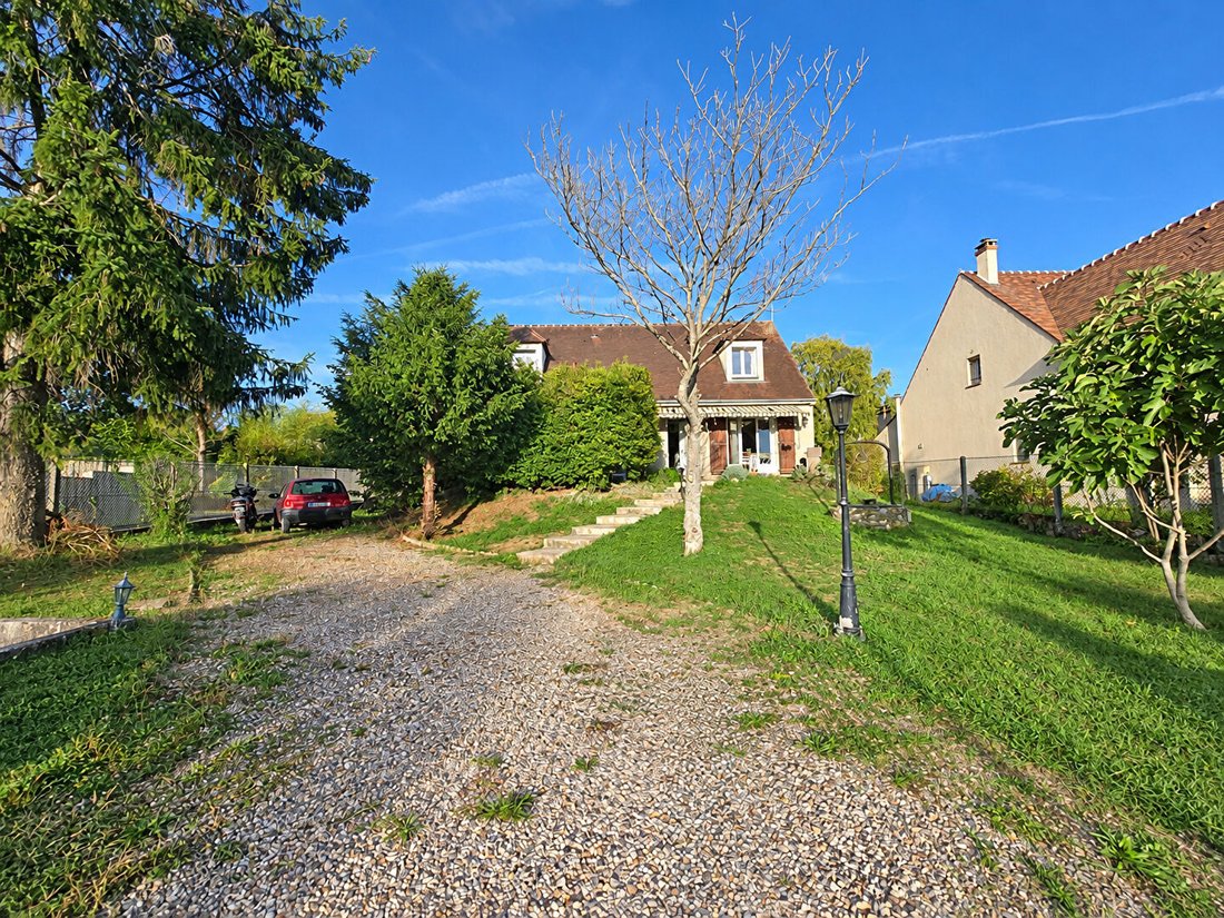 Villa in Bussy-Saint-Martin, Ile-de-France, France 1 - 19047677