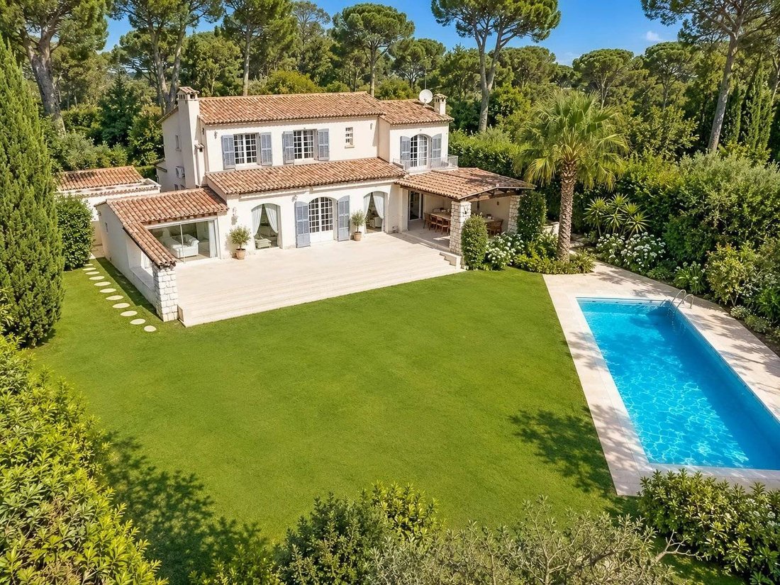 Villa in Vieille Ville, Antibes, France 1 - 19047075