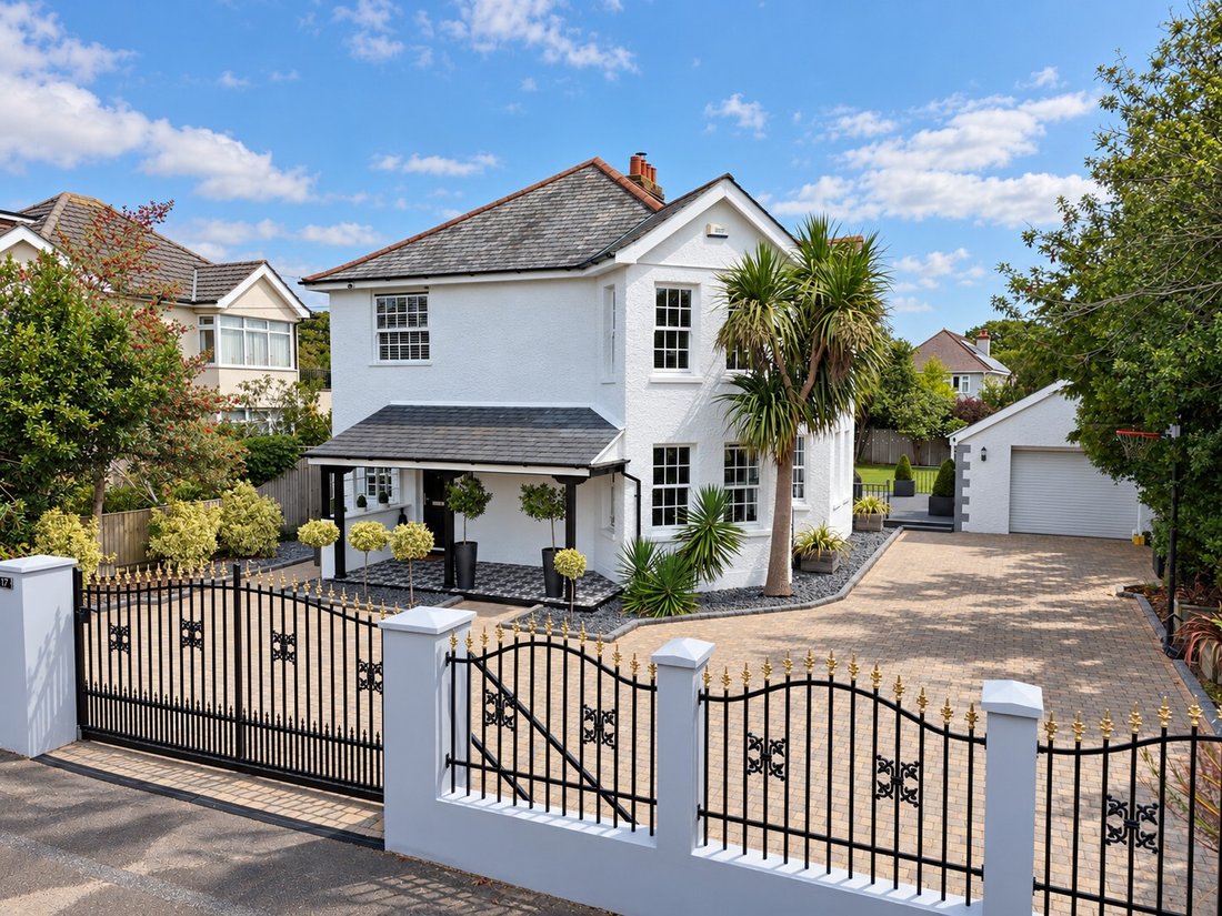 House in New Milton, England 1 - 19045720
