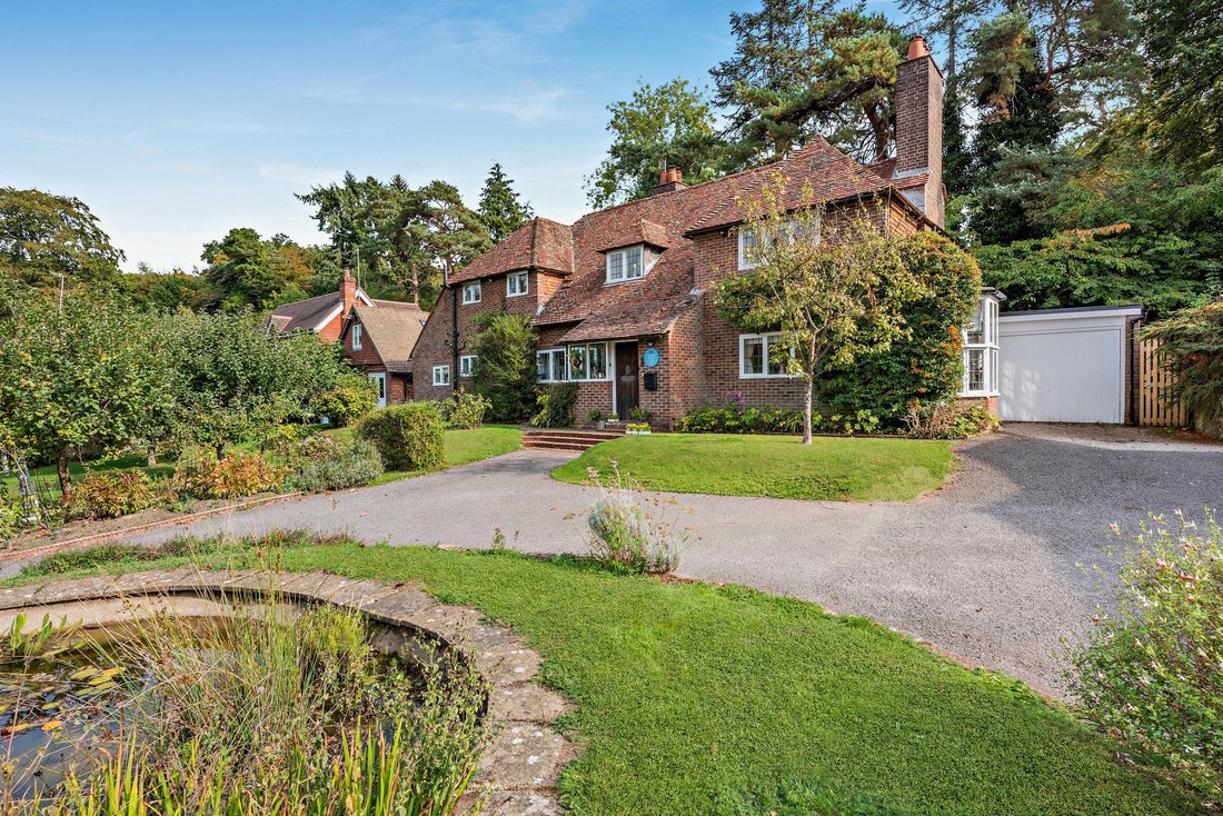 House in Almshouse Common, Beacon Hill, England 1 - 19045815