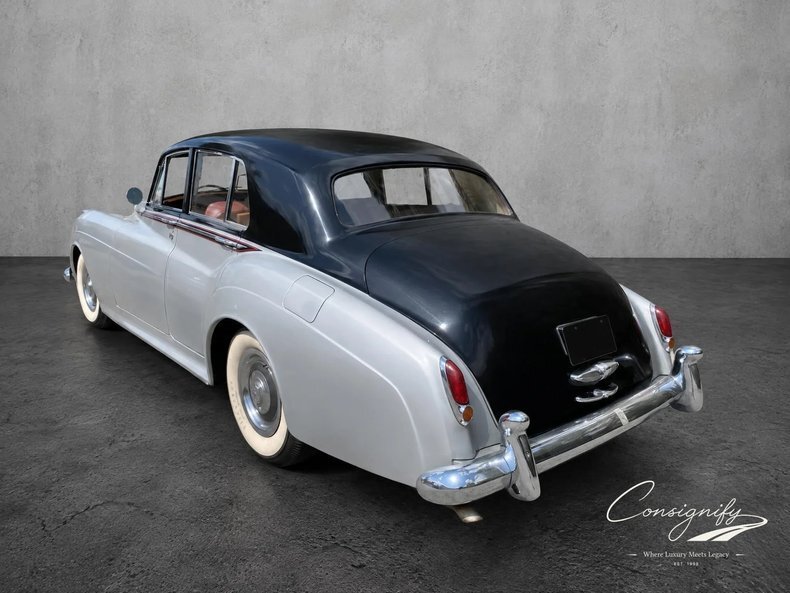Sedan in Glendale, United States 3 - 18666346