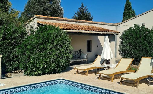Villa in Nevons-route d'Apt, L'Isle-sur-la-Sorgue, France 1