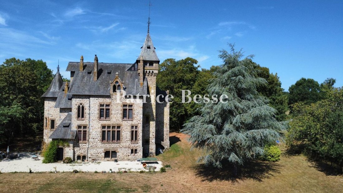 Schloss in Notre-Dame, Mayenne, Frankreich 1 - 19046884