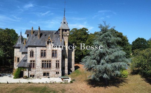 Château à Notre-Dame, Mayenne, France 1