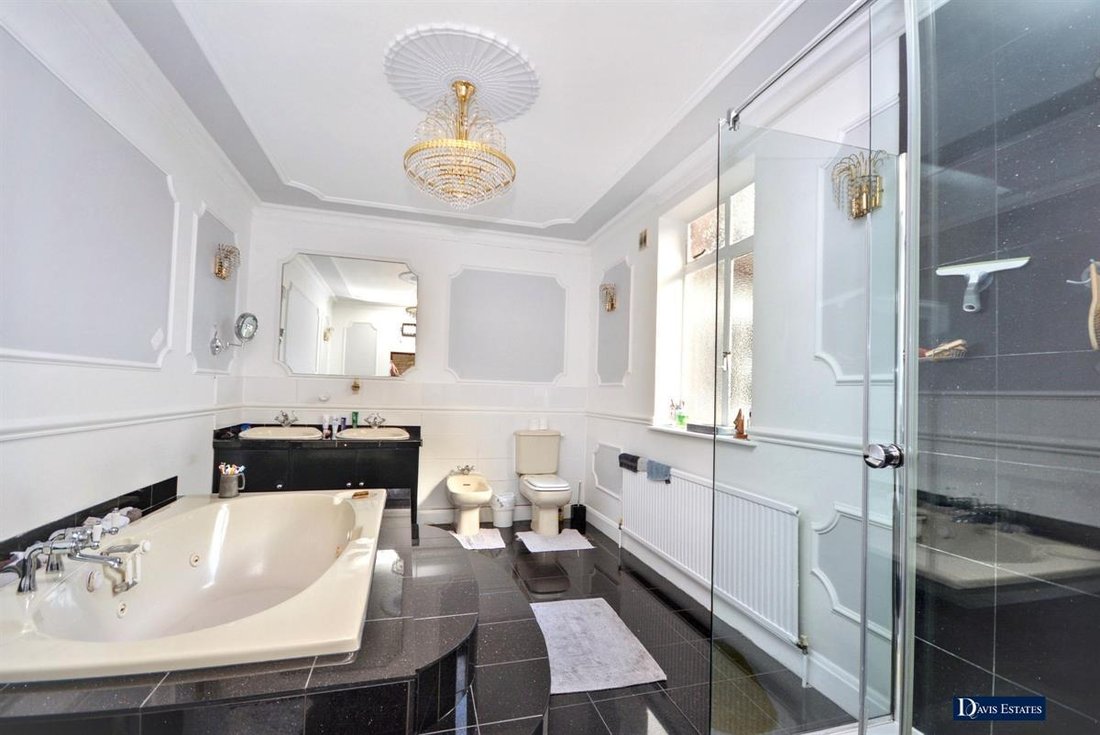 Bungalow in Gidea Park, Romford, England 4 - 19045666