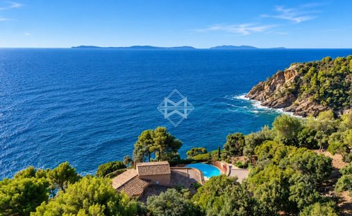 Villa in Rayol-Canadel-sur-Mer, Provence-Alpes-Côte d'Azur, France 1