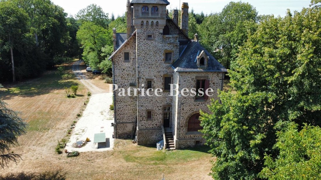 Schloss in Notre-Dame, Mayenne, Frankreich 3 - 19046884