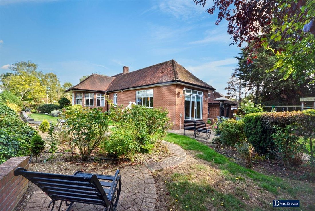Bungalow in Gidea Park, Romford, England 1 - 19045666