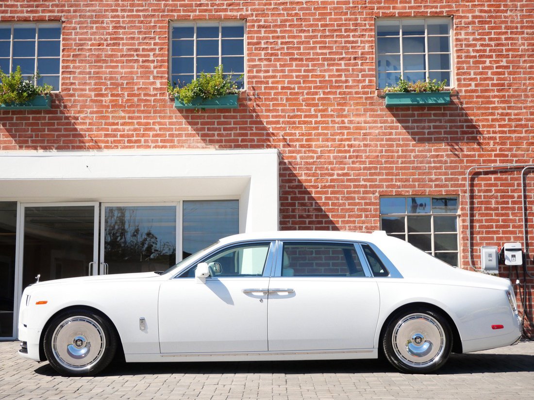 Sedan in Beverly Hills, CA, United States 3 - 19049235
