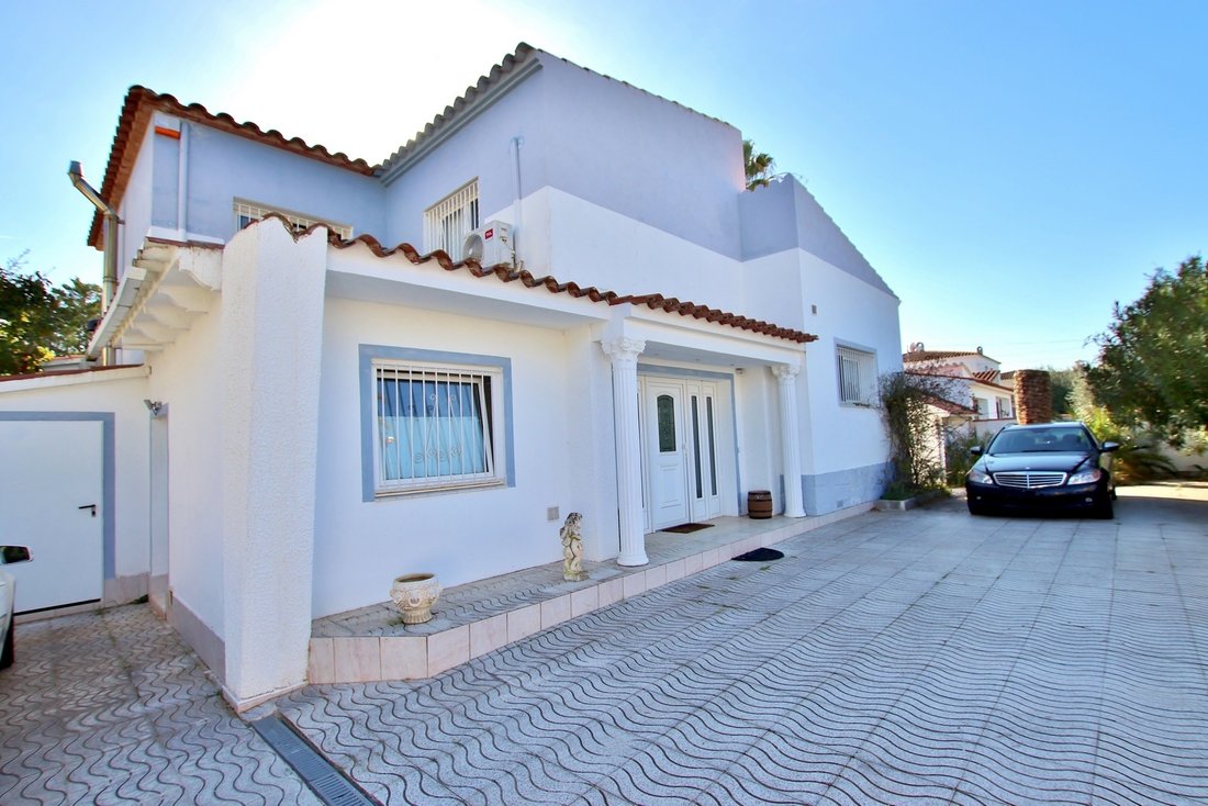 Villa in Empuriabrava, Katalonien, Spanien 2 - 16556022