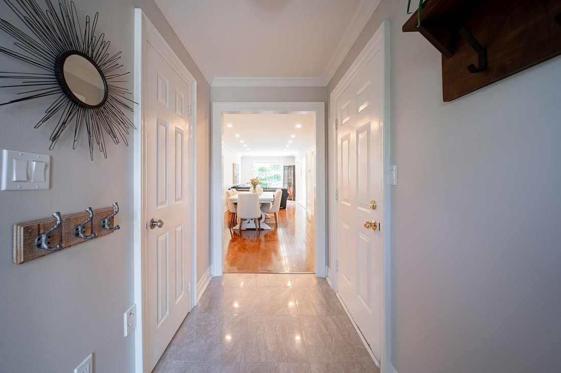 Townhouse in Oakville, Ontario, Canada 4 - 18679105