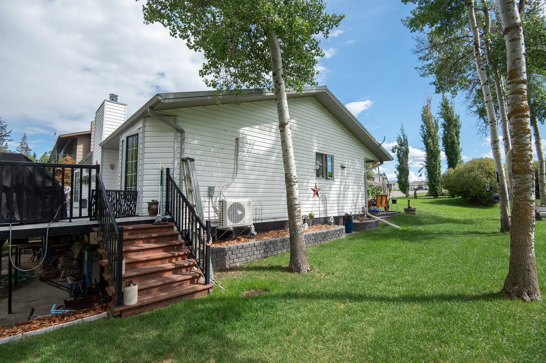 House in Bentley, Alberta, Canada 3 - 19050700