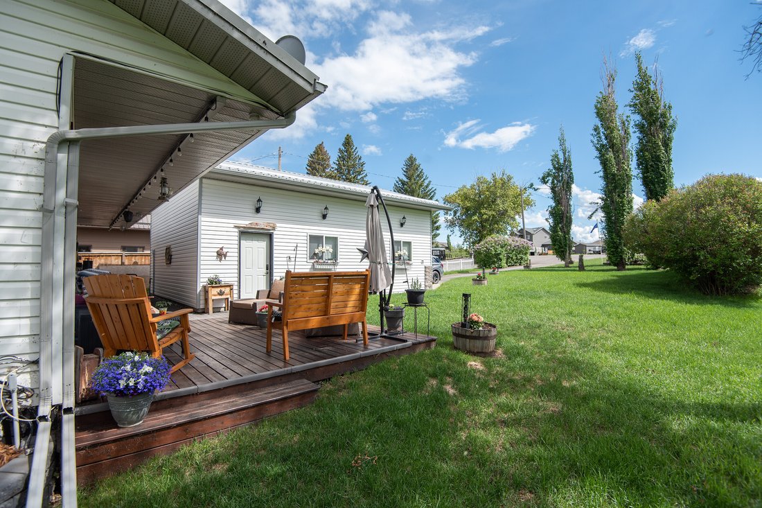House in Bentley, Alberta, Canada 2 - 19050700