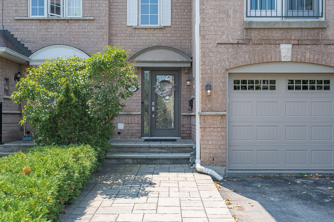 Townhouse in Oakville, Ontario, Canada 2 - 18679105