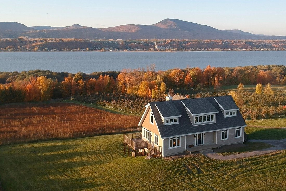House in Sainte-Famille, Quebec, Quebec, Canada 1 - 18238665