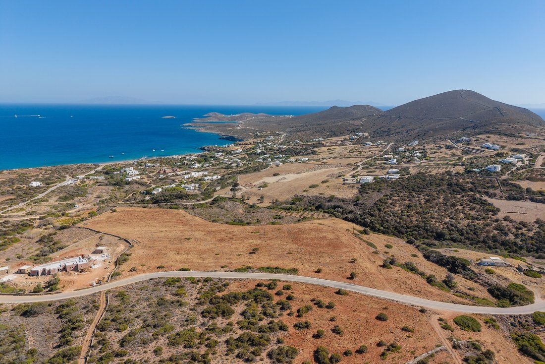 Land in Antiparos, Aegean, Griechenland 1 - 19050640
