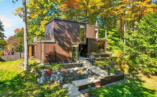 House in Sainte-Adèle, Quebec, Canada 1