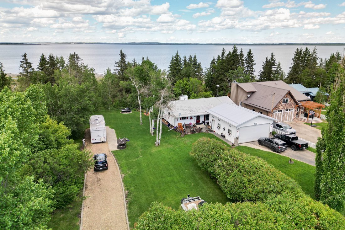 House in Bentley, Alberta, Canada 1 - 19050700