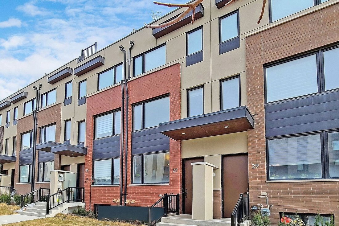 Townhouse in Toronto, Ontario, Canada 2 - 16566346