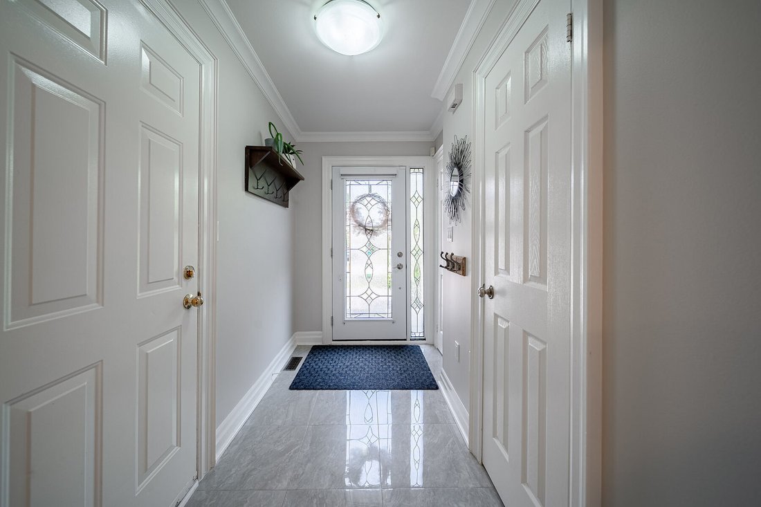 Townhouse in Oakville, Ontario, Canada 3 - 18679105