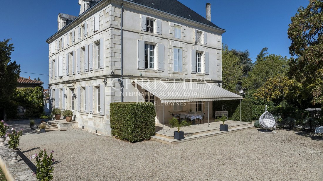 Finca en La Rochefoucauld-en-Angoumois, Nueva Aquitania, Francia 3 - 18626886