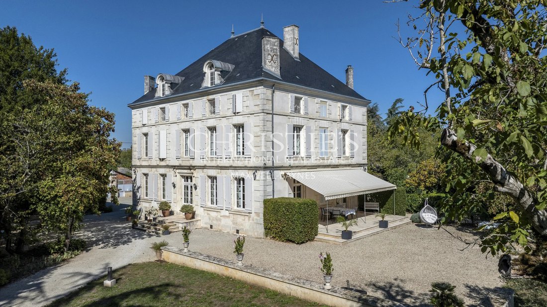 Finca en La Rochefoucauld-en-Angoumois, Nueva Aquitania, Francia 1 - 18626886