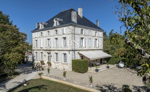 Anwesen in La Rochefoucauld-en-Angoumois, Neu-Aquitanien, Frankreich 1