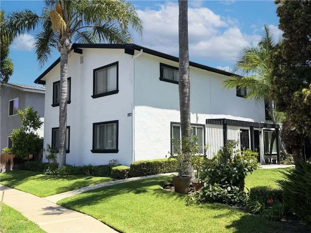 Costa Mesa, California, United States 3 - 19054595