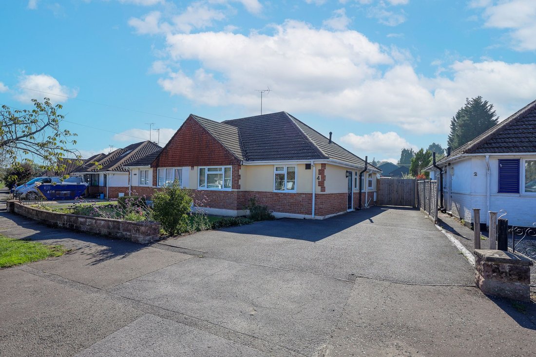 Bungalow in Burgess Hill, England 1 - 19052238