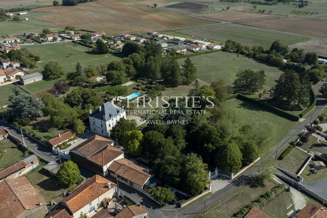 Finca en La Rochefoucauld-en-Angoumois, Nueva Aquitania, Francia 2 - 18626886
