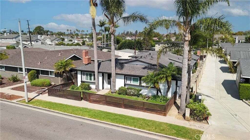 Costa Mesa, California, United States 1 - 19054599