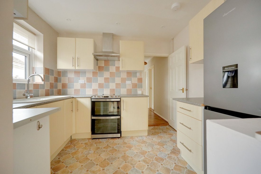 Bungalow in Burgess Hill, England 4 - 19052238