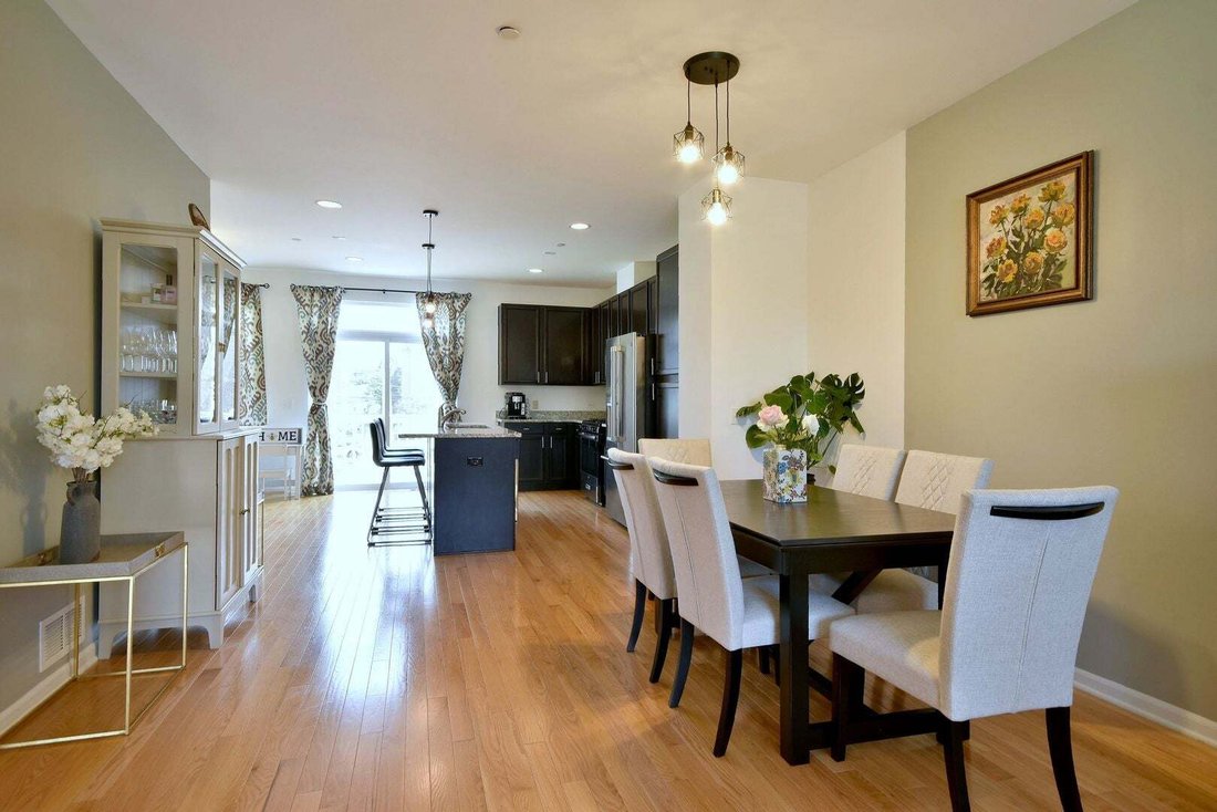 Townhouse in Des Plaines, Illinois, United States 5 - 19054620