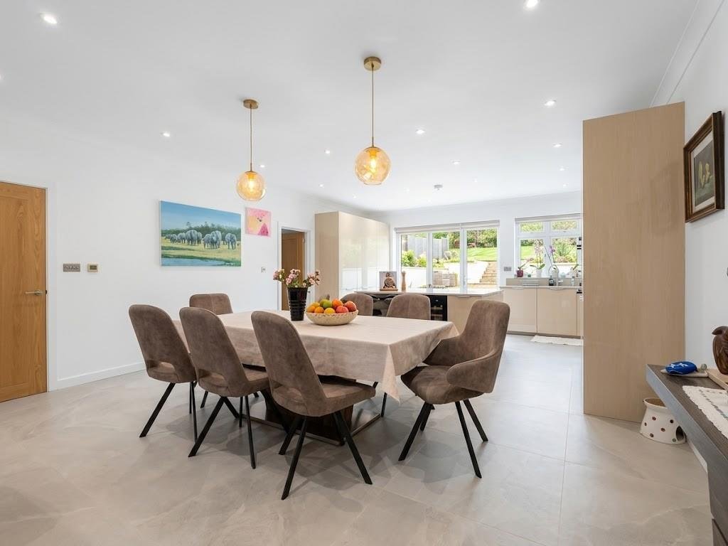 Bungalow in Edgware, Barnet, England 3 - 19051108