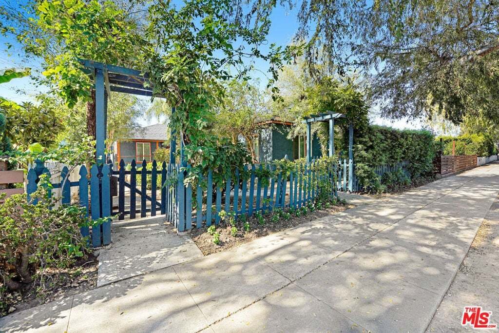Los Angeles, California, United States 3 - 19053530