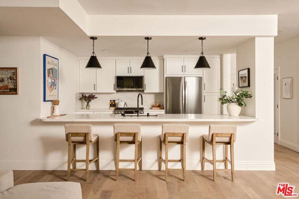 Condo in Los Angeles, California, United States 3 - 19053594