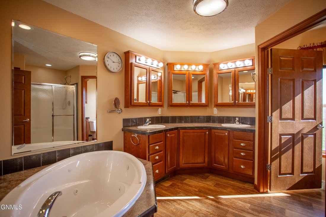 House in Belfield, North Dakota, United States 5 - 19056254