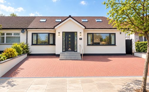 Bungalow in Edgware, Barnet, England 1