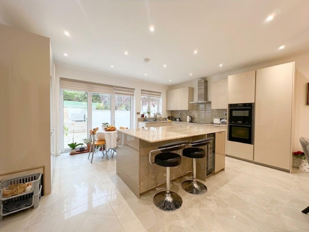 Bungalow in Edgware, Barnet, England 5 - 19051108