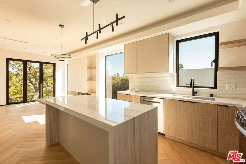 Condo in Los Angeles, California, United States 3 - 19053550