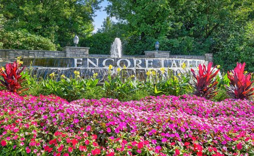 Condo in Lake Grove, New York, United States 1