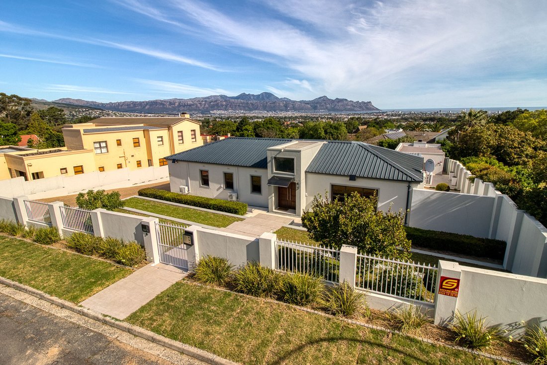 Country House in Greenway Rise, Helderberg, Cape Town 1 - 19052604
