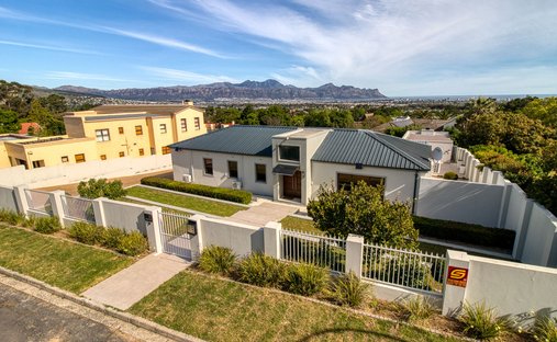 Country House in Greenway Rise, Helderberg, Cape Town 1