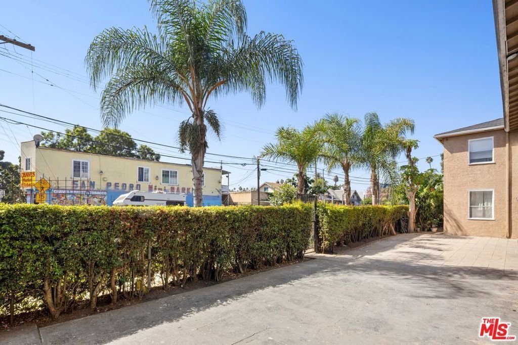 Los Angeles, California, United States 2 - 19056771