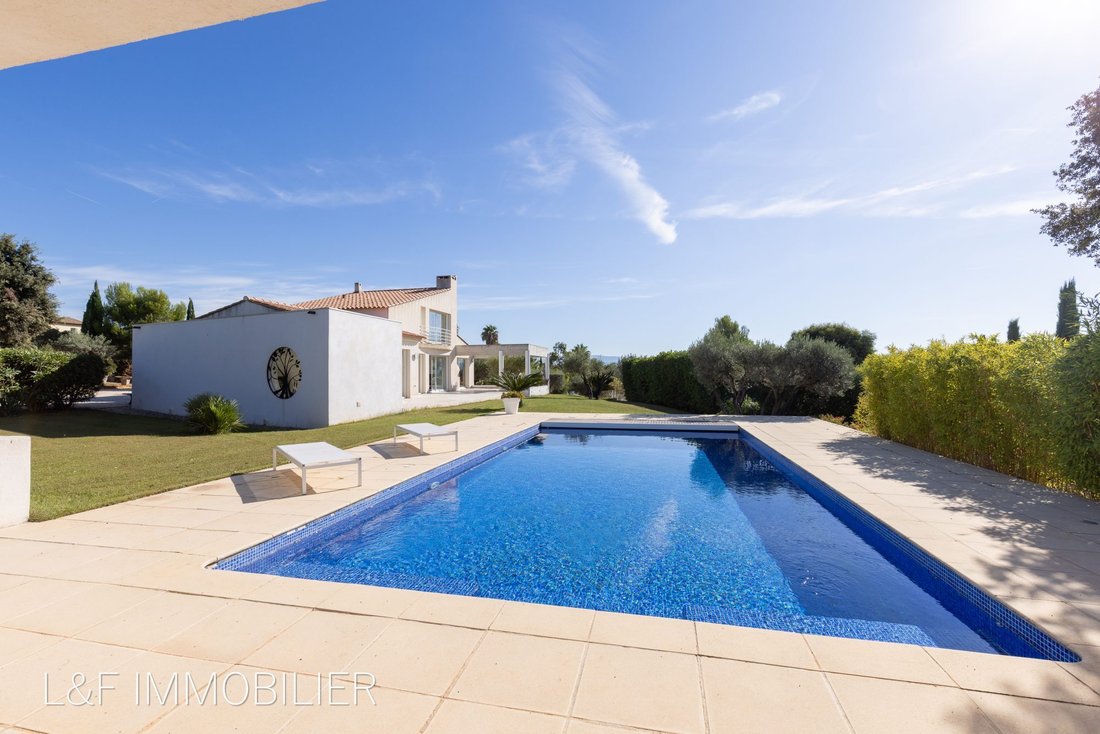 Villa in La Cadiere-d'Azur, Provence-Alpes-Côte d'Azur, France 1 - 19065684